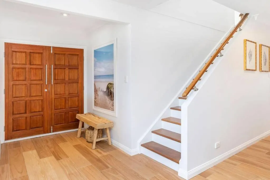 Absolute Beachfront Family Size Home 黄金海岸 0*,  澳大利亚
