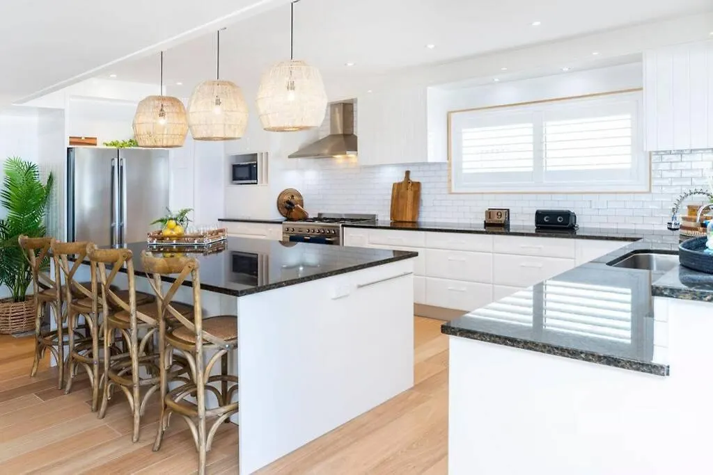 Absolute Beachfront Family Size Home Gold Coast Villa