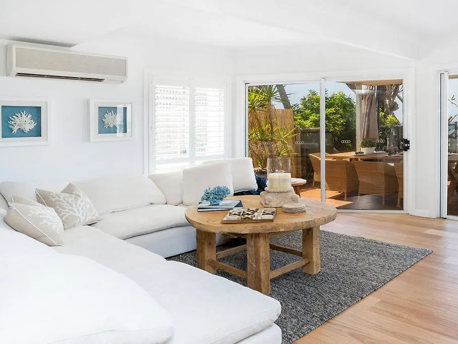 Villa Absolute Beachfront Family Size Home Gold Coast